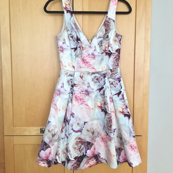 🌸 Ever New Peony Photographic Floral Print Dress 🌸 - Picture 2 of 3